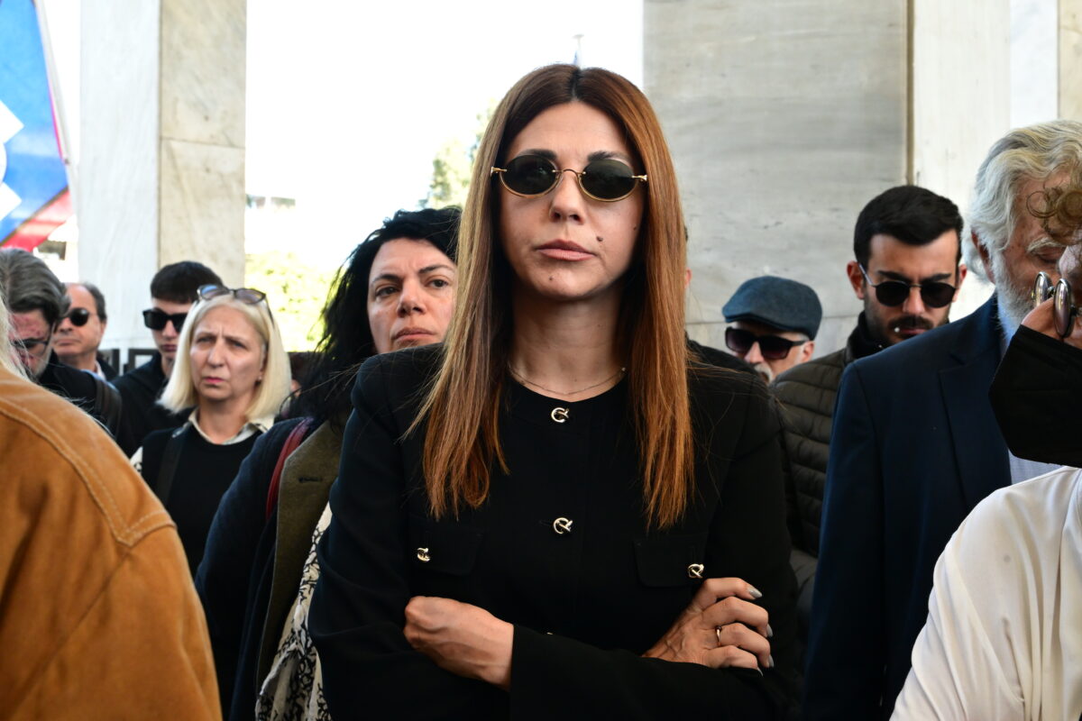 Πολιτική κηδεία του Βασίλη Ρίζου, γιου της πρώην υπουργού και βουλευτή της Νέας Αριστεράς Θεανώς Φωτίου, από το Α' Νεκροταφείο της Αθήνας, Μεγάλη Τετάρτη 8 Απριλίου 2026. Ο 48χρονος Βασίλης Ρίζος πέθανε, έπειτα από ανακοπή καρδιάς. (ΤΑΤΙΑΝΑ ΜΠΟΛΑΡΗ