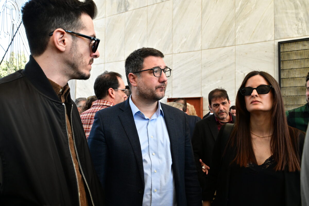 Πολιτική κηδεία του Βασίλη Ρίζου, γιου της πρώην υπουργού και βουλευτή της Νέας Αριστεράς Θεανώς Φωτίου, από το Α' Νεκροταφείο της Αθήνας, Μεγάλη Τετάρτη 8 Απριλίου 2026. Ο 48χρονος Βασίλης Ρίζος πέθανε, έπειτα από ανακοπή καρδιάς. (ΤΑΤΙΑΝΑ ΜΠΟΛΑΡΗ