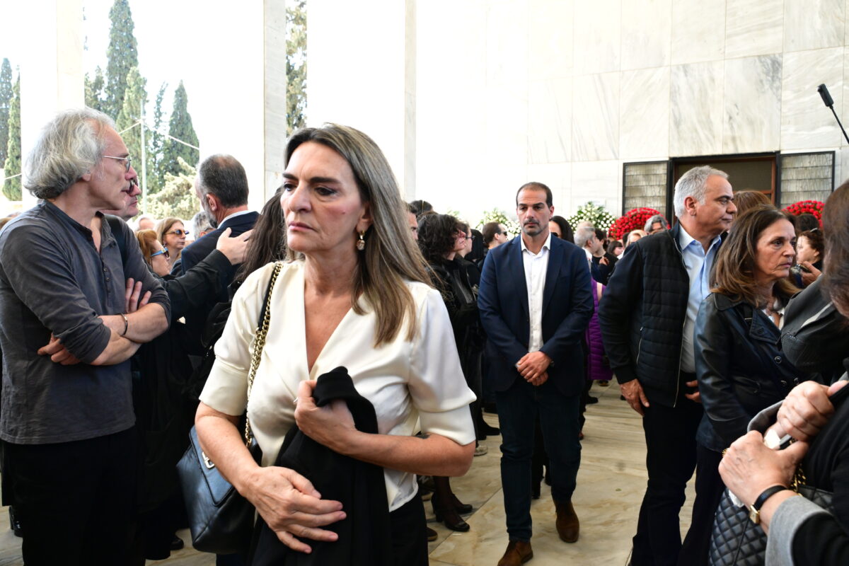 Πολιτική κηδεία του Βασίλη Ρίζου, γιου της πρώην υπουργού και βουλευτή της Νέας Αριστεράς Θεανώς Φωτίου, από το Α' Νεκροταφείο της Αθήνας, Μεγάλη Τετάρτη 8 Απριλίου 2026. Ο 48χρονος Βασίλης Ρίζος πέθανε, έπειτα από ανακοπή καρδιάς. (ΤΑΤΙΑΝΑ ΜΠΟΛΑΡΗ