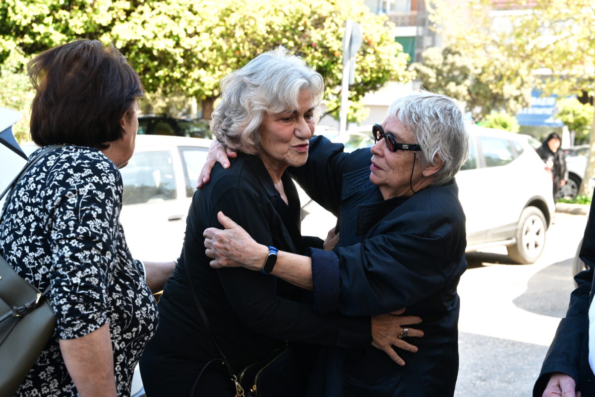 Πολιτική κηδεία του Βασίλη Ρίζου, γιου της πρώην υπουργού και βουλευτή της Νέας Αριστεράς Θεανώς Φωτίου, από το Α' Νεκροταφείο της Αθήνας, Μεγάλη Τετάρτη 8 Απριλίου 2026. Ο 48χρονος Βασίλης Ρίζος πέθανε, έπειτα από ανακοπή καρδιάς. (ΤΑΤΙΑΝΑ ΜΠΟΛΑΡΗ