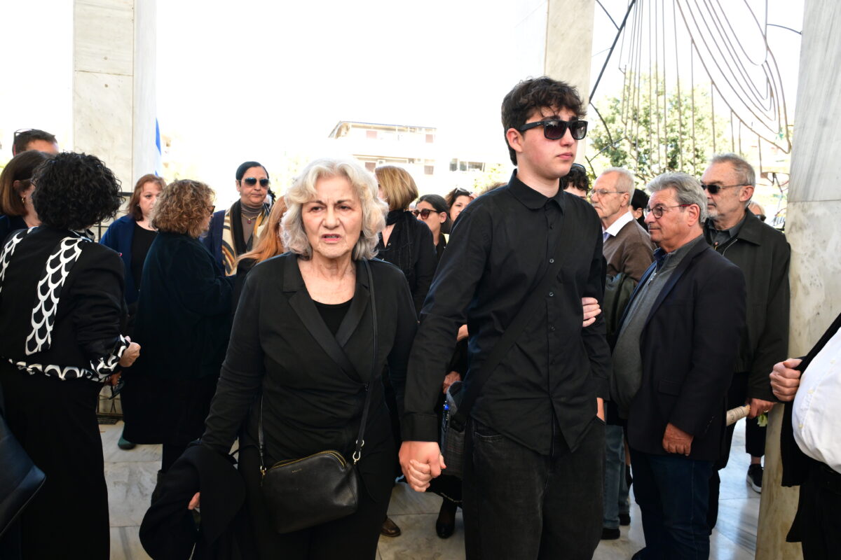 Πολιτική κηδεία του Βασίλη Ρίζου, γιου της πρώην υπουργού και βουλευτή της Νέας Αριστεράς Θεανώς Φωτίου, από το Α' Νεκροταφείο της Αθήνας, Μεγάλη Τετάρτη 8 Απριλίου 2026. Ο 48χρονος Βασίλης Ρίζος πέθανε, έπειτα από ανακοπή καρδιάς. (ΤΑΤΙΑΝΑ ΜΠΟΛΑΡΗ