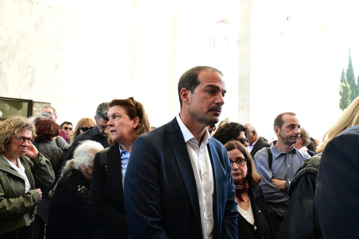 Πολιτική κηδεία του Βασίλη Ρίζου, γιου της πρώην υπουργού και βουλευτή της Νέας Αριστεράς Θεανώς Φωτίου, από το Α' Νεκροταφείο της Αθήνας, Μεγάλη Τετάρτη 8 Απριλίου 2026. Ο 48χρονος Βασίλης Ρίζος πέθανε, έπειτα από ανακοπή καρδιάς. (ΤΑΤΙΑΝΑ ΜΠΟΛΑΡΗ