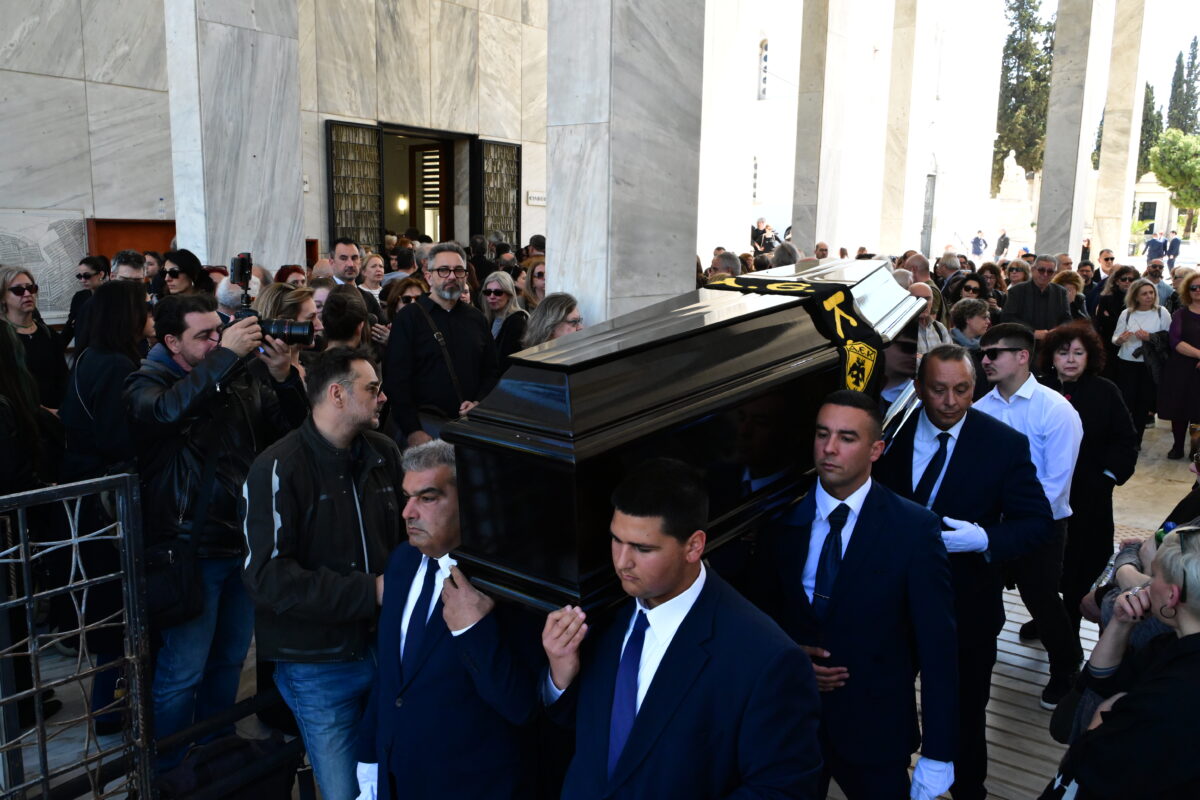 Πολιτική κηδεία του Βασίλη Ρίζου, γιου της πρώην υπουργού και βουλευτή της Νέας Αριστεράς Θεανώς Φωτίου, από το Α' Νεκροταφείο της Αθήνας, Μεγάλη Τετάρτη 8 Απριλίου 2026. Ο 48χρονος Βασίλης Ρίζος πέθανε, έπειτα από ανακοπή καρδιάς. (ΤΑΤΙΑΝΑ ΜΠΟΛΑΡΗ