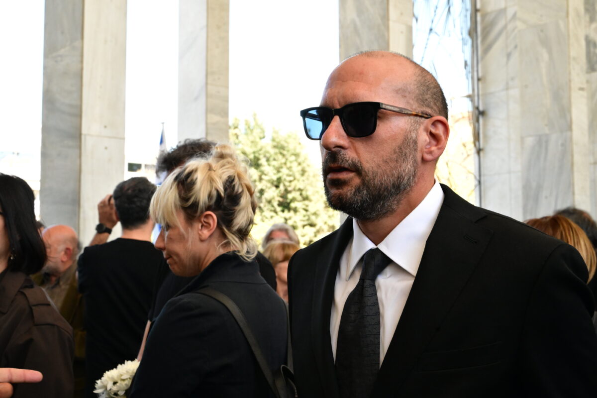 Πολιτική κηδεία του Βασίλη Ρίζου, γιου της πρώην υπουργού και βουλευτή της Νέας Αριστεράς Θεανώς Φωτίου, από το Α' Νεκροταφείο της Αθήνας, Μεγάλη Τετάρτη 8 Απριλίου 2026. Ο 48χρονος Βασίλης Ρίζος πέθανε, έπειτα από ανακοπή καρδιάς. (ΤΑΤΙΑΝΑ ΜΠΟΛΑΡΗ