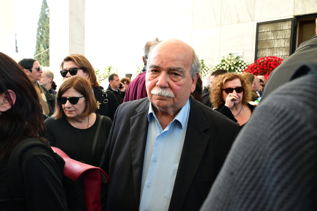 Πολιτική κηδεία του Βασίλη Ρίζου, γιου της πρώην υπουργού και βουλευτή της Νέας Αριστεράς Θεανώς Φωτίου, από το Α' Νεκροταφείο της Αθήνας, Μεγάλη Τετάρτη 8 Απριλίου 2026. Ο 48χρονος Βασίλης Ρίζος πέθανε, έπειτα από ανακοπή καρδιάς. (ΤΑΤΙΑΝΑ ΜΠΟΛΑΡΗ