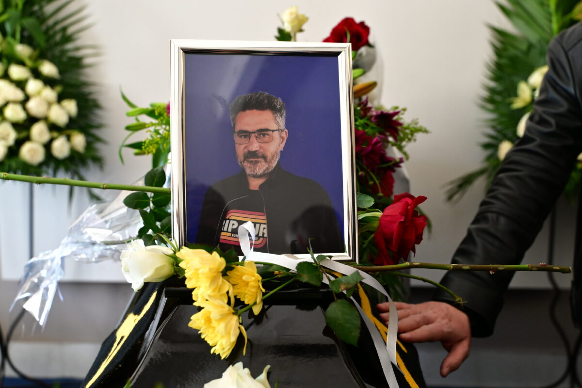 Πολιτική κηδεία του Βασίλη Ρίζου, γιου της πρώην υπουργού και βουλευτή της Νέας Αριστεράς Θεανώς Φωτίου, από το Α' Νεκροταφείο της Αθήνας, Μεγάλη Τετάρτη 8 Απριλίου 2026. Ο 48χρονος Βασίλης Ρίζος πέθανε, έπειτα από ανακοπή καρδιάς. (ΤΑΤΙΑΝΑ ΜΠΟΛΑΡΗ