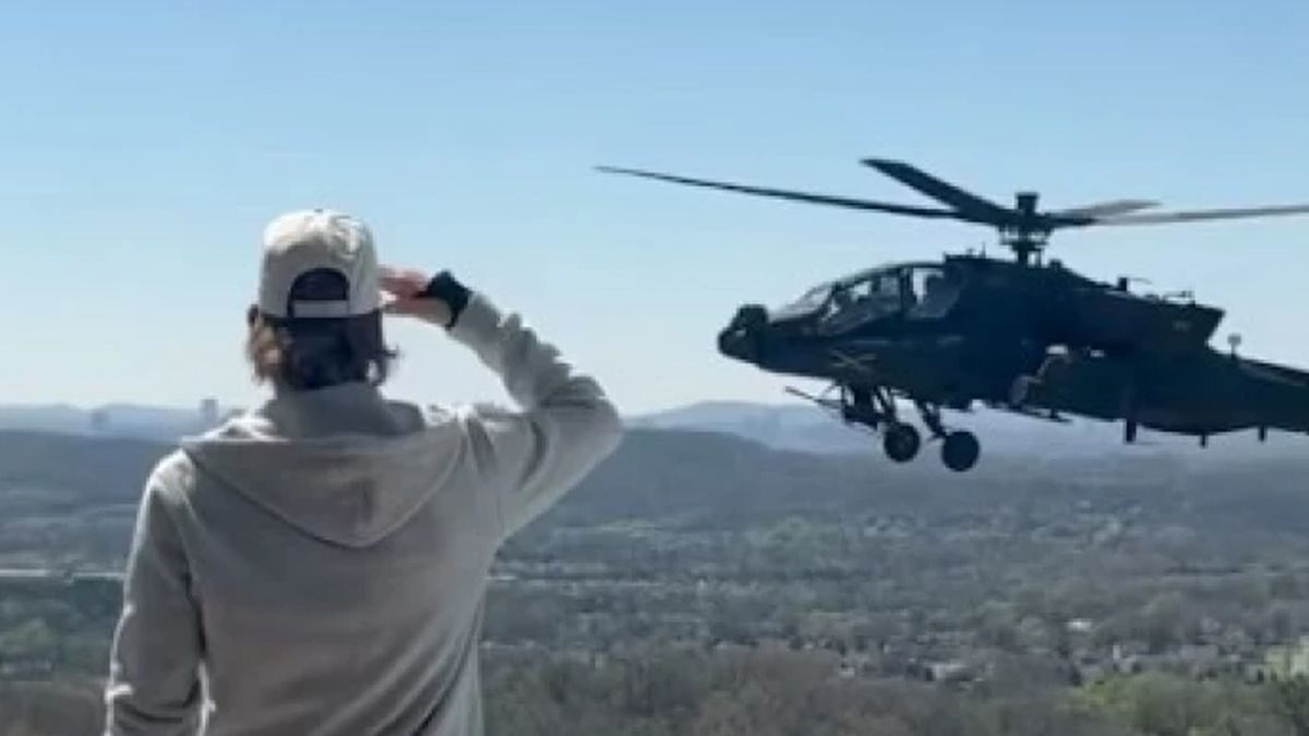 Ο Kid Rock χαιρετάει σταρτιωτικά τα Apache που πετούν κοντά στην έπαυλή του