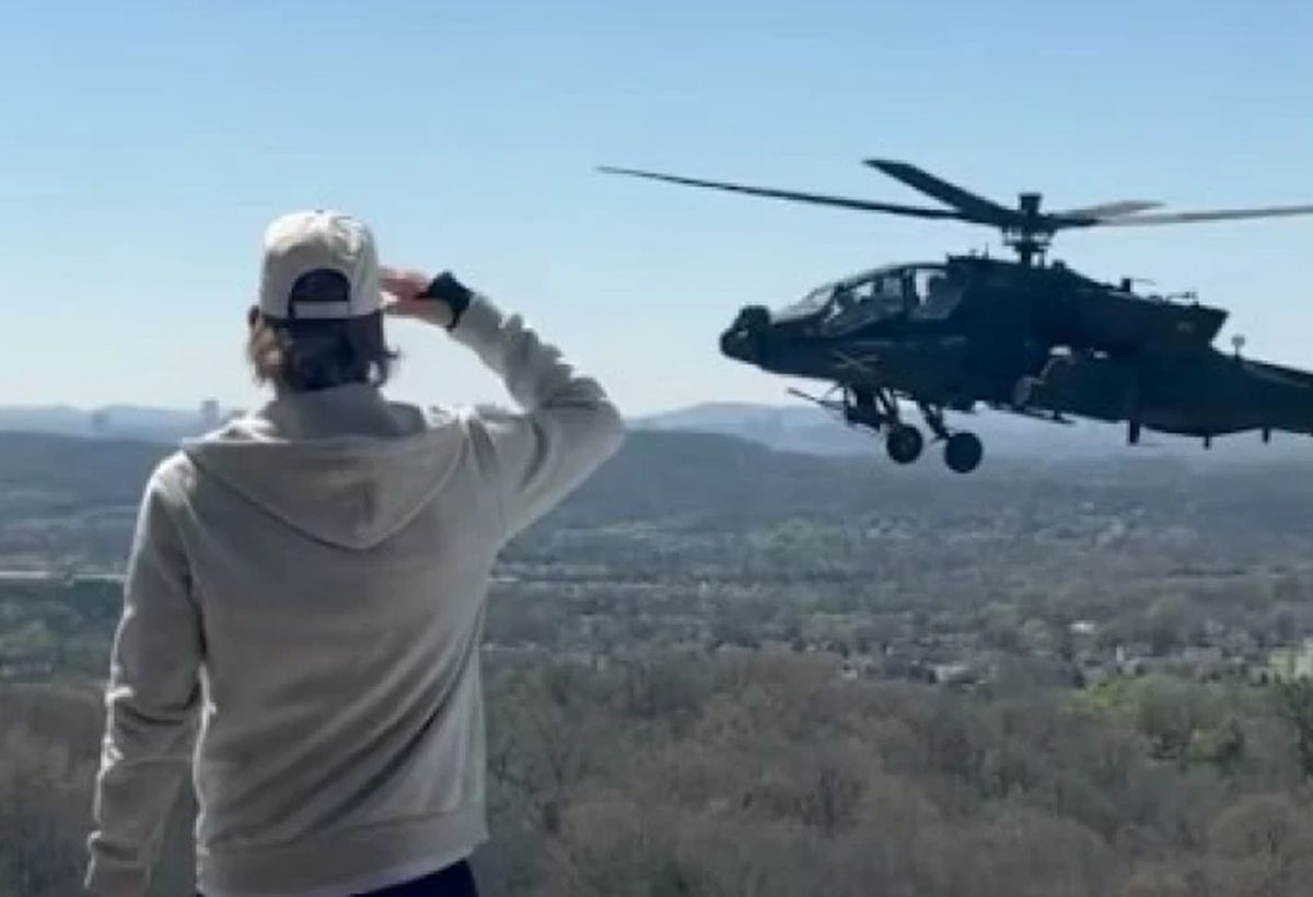 Ο Kid Rock χαιρετάει σταρτιωτικά τα Apache που πετούν κοντά στην έπαυλή του