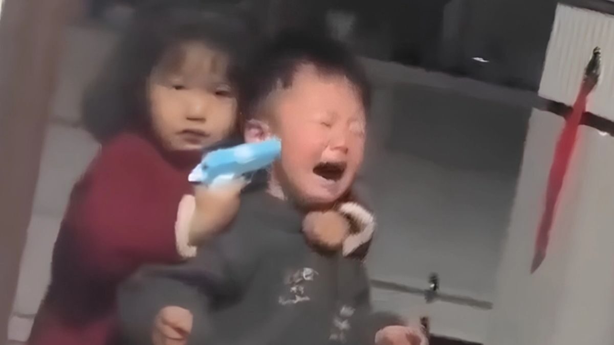 Κοριτσάκι «κρατά όμηρο» τον αδελφό της με πλαστικό όπλο για λίγες καραμέλες