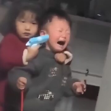 Κοριτσάκι «κρατά όμηρο» τον αδελφό της με πλαστικό όπλο για λίγες καραμέλες