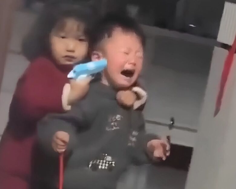 Κοριτσάκι «κρατά όμηρο» τον αδελφό της με πλαστικό όπλο για λίγες καραμέλες