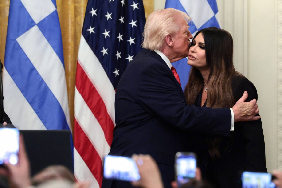 Η Κίμπερλι Γκιλφόιλ με τον Ντόναλντ Τραμπ