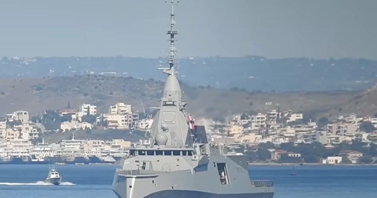 Η φρεγάτα «Κίμων» έφτασε στον Πειραιά – Στιγμιότυπα από την εντυπωσιακή της άφιξη στο λιμάνι