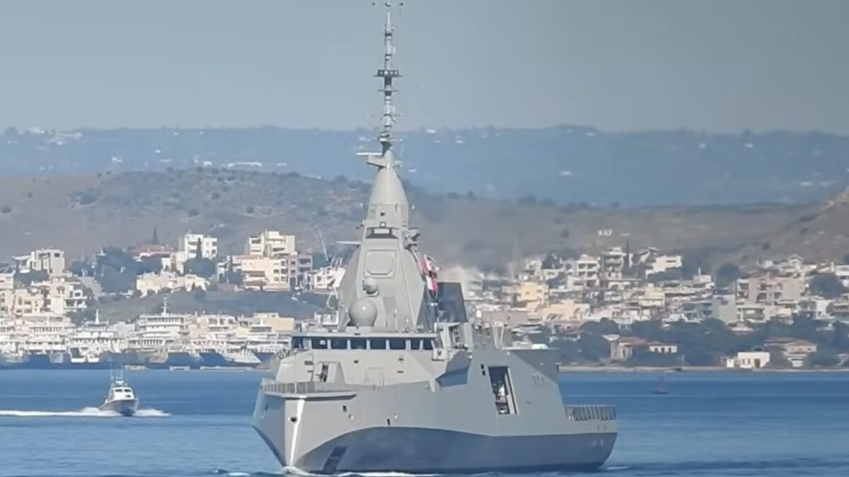 Η φρεγάτα Κίμων στον Πειραιά