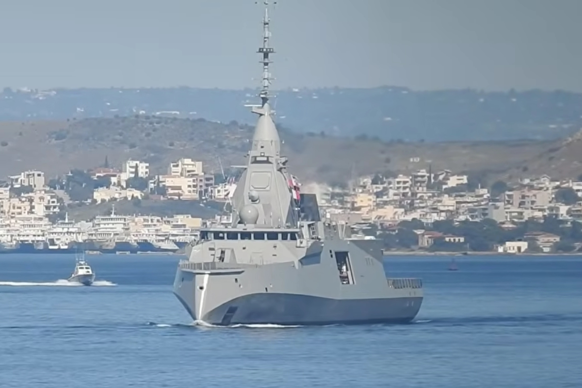 Η φρεγάτα «Κίμων» έφτασε στον Πειραιά - Στιγμιότυπα από την εντυπωσιακή της άφιξη στο λιμάνι