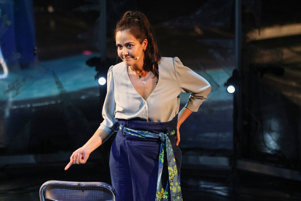 Η Μαριάννα Κιμούλη στα «Δυο μαύρα πουκάμισα» του MEGA, μαζί με Βασίλη Μπισμπίκη και Αντώνη Μυριαγκό