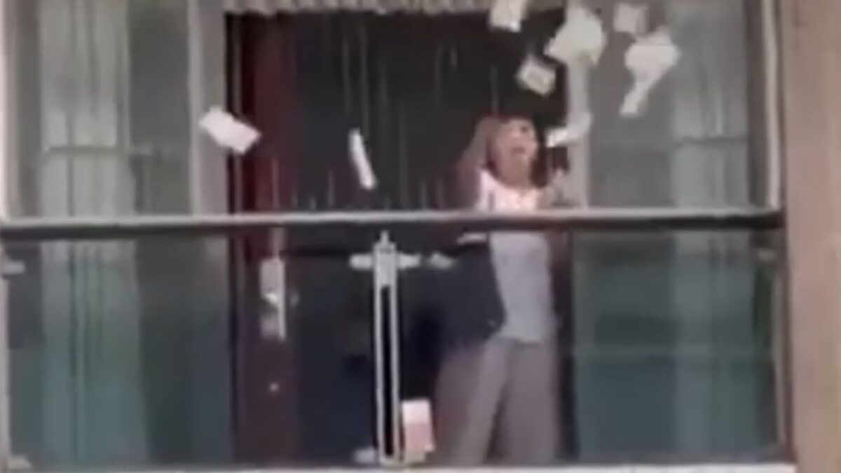 Γυναίκα πετάει λεφτά από παράθυρο στην Κίνα