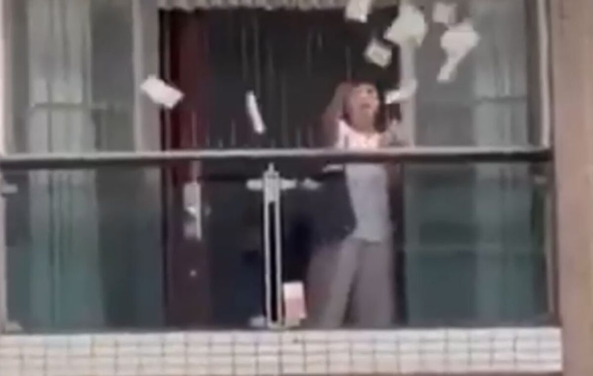 Κίνα: Τσακώθηκε με τον άντρα της και πέταξε από το παράθυρο 160.000 δολάρια