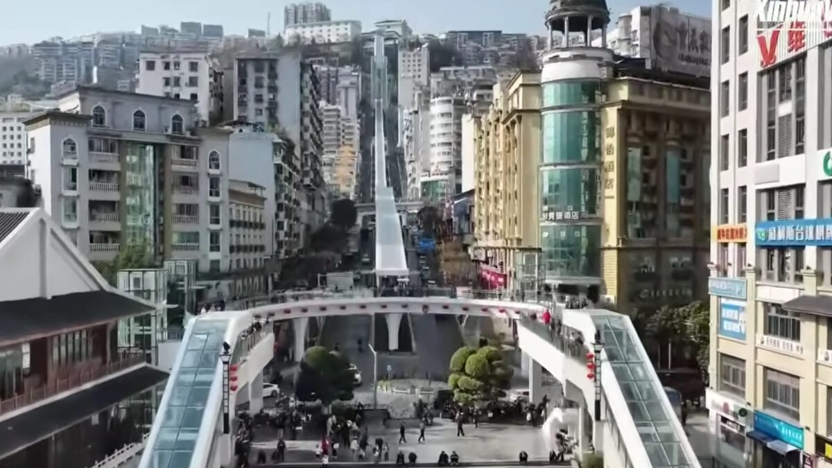 Η τεράστια κυλιόμενη σκάλα στην Κίνα