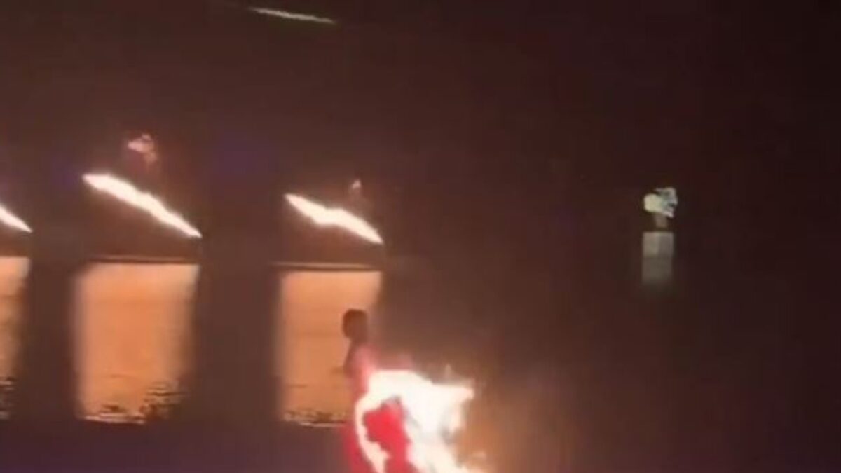 Η στιγμή που το φόρεμα της χορεύτριας τυλίγεται στις φλόγες