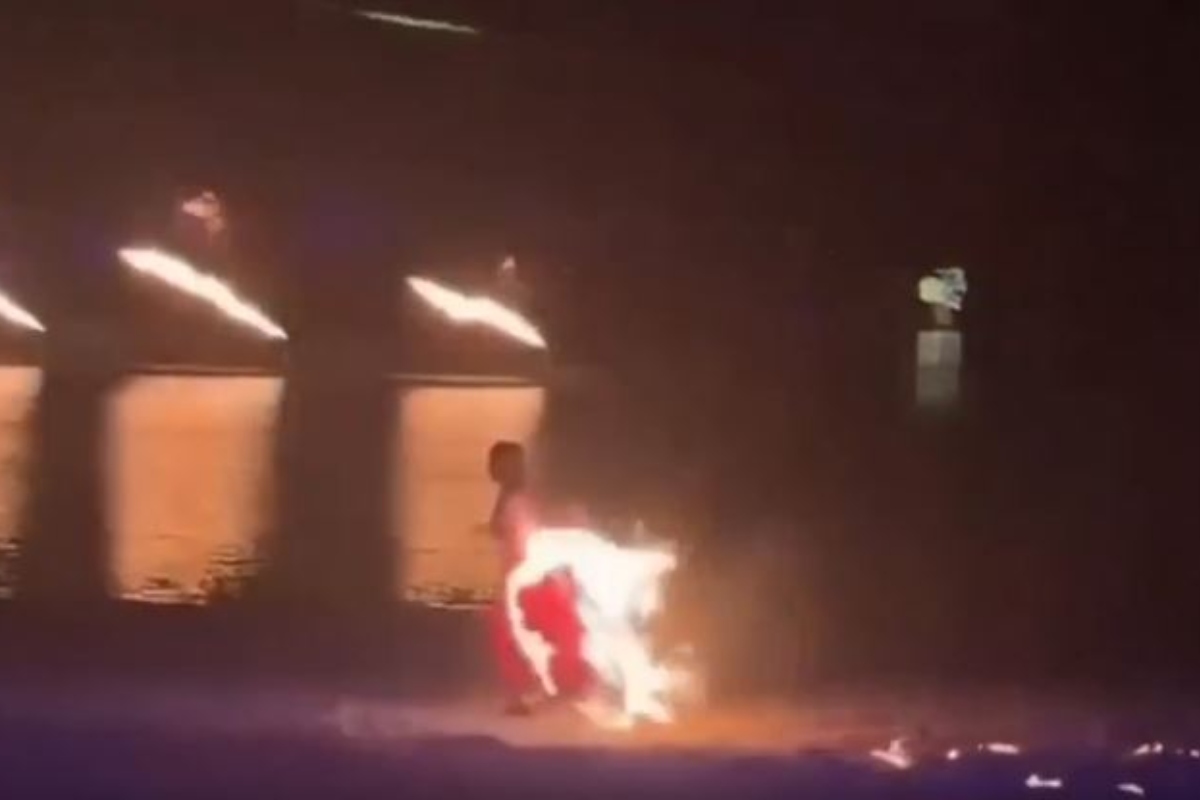 Η στιγμή που το φόρεμα της χορεύτριας τυλίγεται στις φλόγες