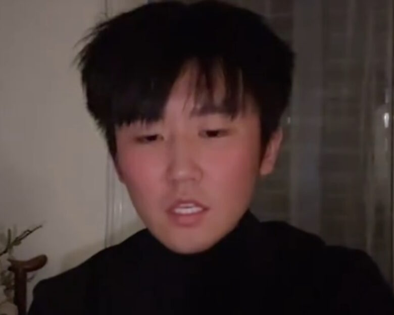 Ο Κινέζος που τραγούδησε το «Παραμυθιάζομαι» του Παντελή Παντελίδη