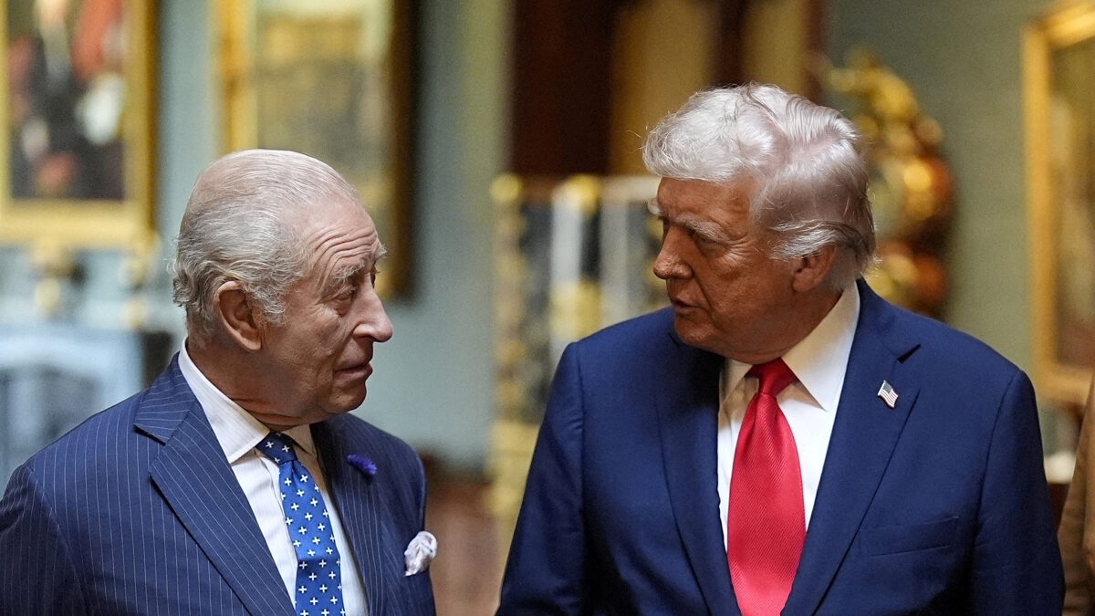 Ο βασιλιάς Κάρολος και ο Ντόναλντ Τραμπ
