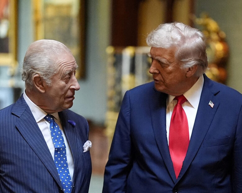 Ο βασιλιάς Κάρολος και ο Ντόναλντ Τραμπ