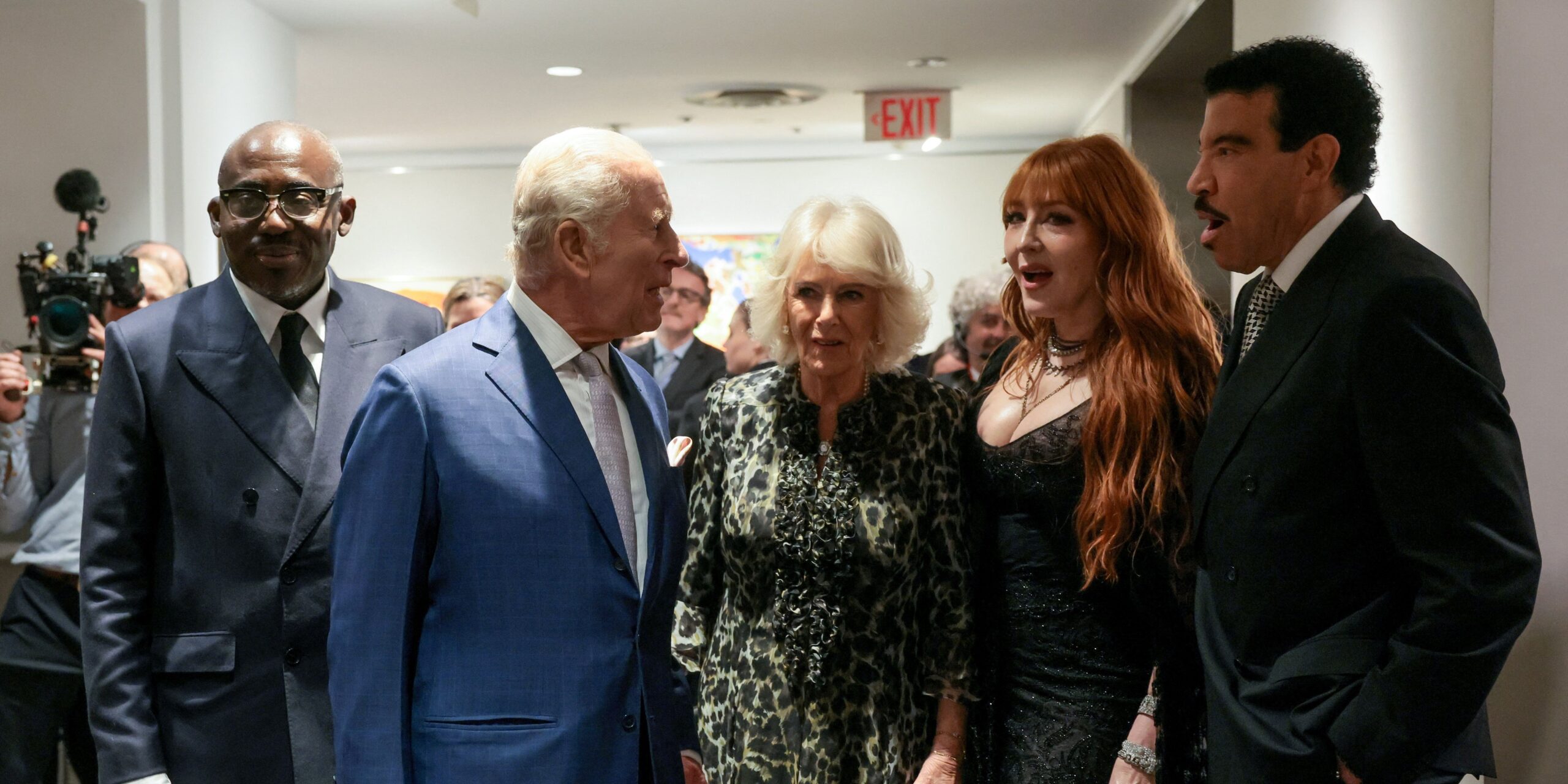 Ο βασιλιάς Κάρολος και η βασίλισσα Καμίλα συνομιλούν με τον Έντουαρντ Ένινφουλ, τη Σάρλοτ Τίλμπουρι και τον Λάιονελ Ρίτσι