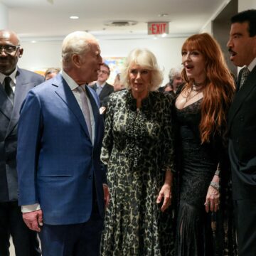 Ο βασιλιάς Κάρολος και η βασίλισσα Καμίλα συνομιλούν με τον Έντουαρντ Ένινφουλ, τη Σάρλοτ Τίλμπουρι και τον Λάιονελ Ρίτσι