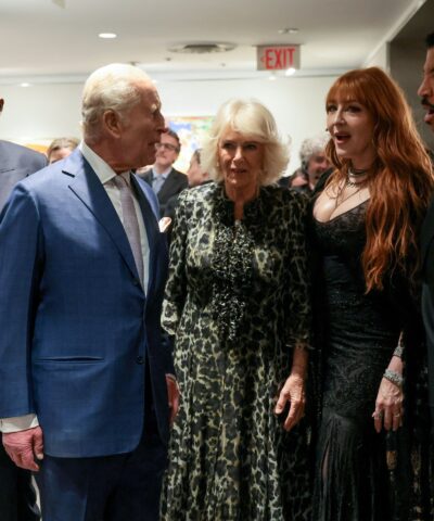 Ο βασιλιάς Κάρολος και η βασίλισσα Καμίλα συνομιλούν με τον Έντουαρντ Ένινφουλ, τη Σάρλοτ Τίλμπουρι και τον Λάιονελ Ρίτσι