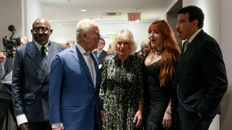 Ο βασιλιάς Κάρολος και η βασίλισσα Καμίλα συνομιλούν με τον Έντουαρντ Ένινφουλ, τη Σάρλοτ Τίλμπουρι και τον Λάιονελ Ρίτσι