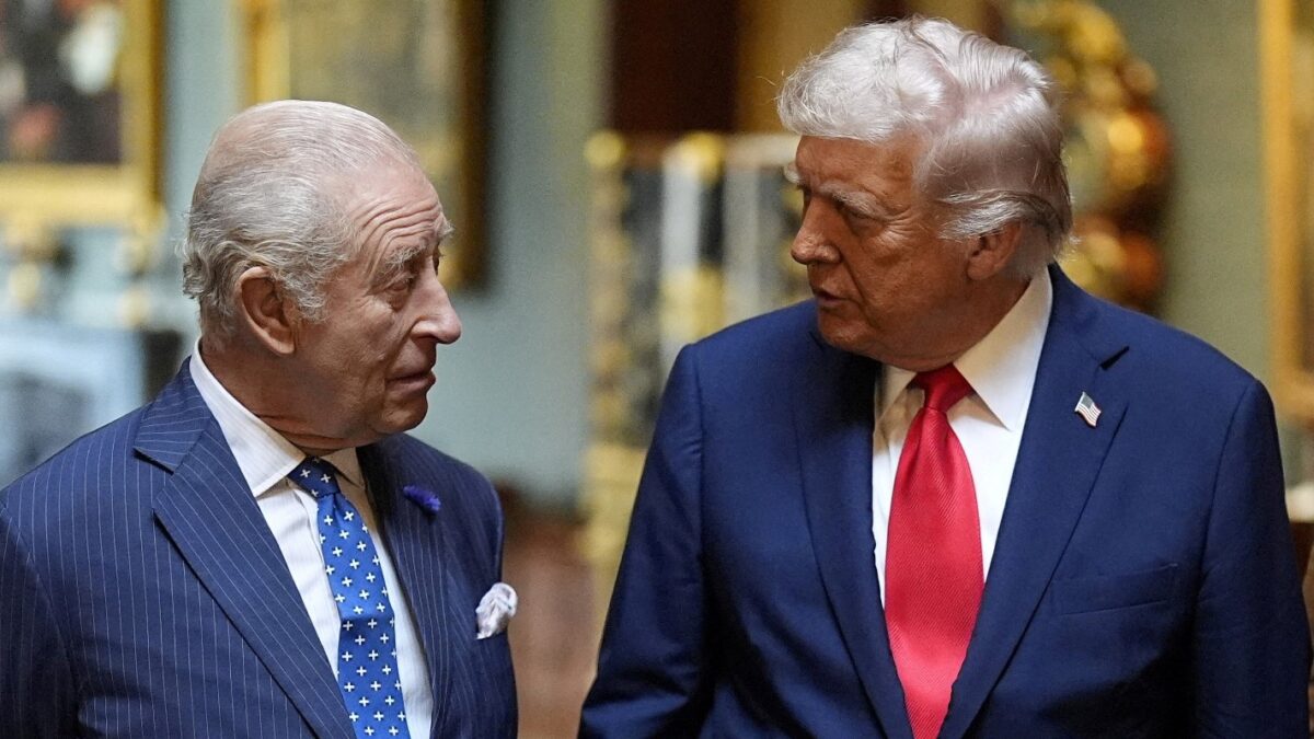 O Ντόναλντ Τραμπ και ο βασιλιάς Κάρολος