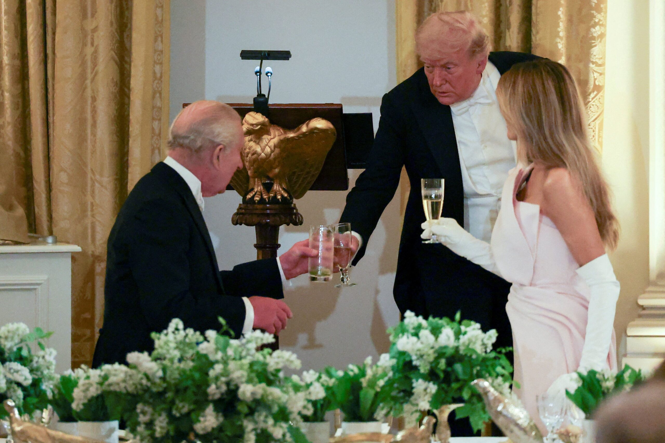 Φωτογραφία από το επίσημο δείπνο προς τιμήν του Καρόλου