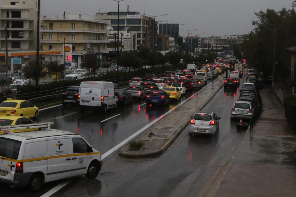 Κίνηση στους δρόμους: Ουρά 19 χλμ στην κάθοδο του Κηφισού - Χάος σε Ποσειδώνος και Αττική Οδό