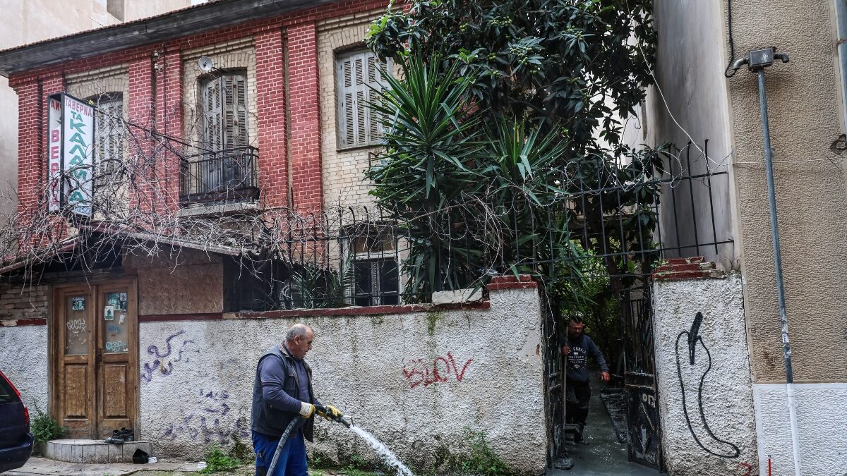 Yγρό τσιμέντο αναβλύζει από αυλή εγκαταλελειμμένου κτηρίου στην Κυψέλη, με αποτέλεσμα να έχει υπάρξει διακοπή της κυκλοφορίας σε κεντρικούς δρόμους της περιοχής και συγκεκριμένα στην οδό Σοφάδων, στην οδό Σκύρου καθώς και στην οδό Ευβοίας, Πέμπτη 16 Απριλίου 2026. Τεχνικά κλιμάκια και μηχανικοί βρίσκονται επί τόπου για να διαπιστώσουν αν πρόκειται όντως για υγρό τσιμέντο ή για τον λεγόμενο "αθηναϊκό σχιστόλιθο". Το συγκεκριμένο πέτρωμα, που αποτελεί το φυσικό υπέδαφος της Αττικής, μπορεί να πάρει υγρή μορφή κατά τη διάρκεια εργασιών διάνοιξης σηράγγων, γεγονός που ενισχύει τις υποψίες για σύνδεση με τα έργα του Μετρό.
