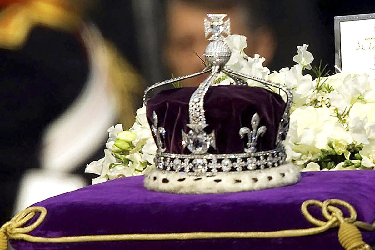 Το Koh-i-Noor των 105 καρατίων αποτελεί μόνο ένα από τα περίπου 2.800 πολύτιμα πετράδια που κοσμούν το στέμμα που κατασκευάστηκε για τη μητέρα της Ελισάβετ