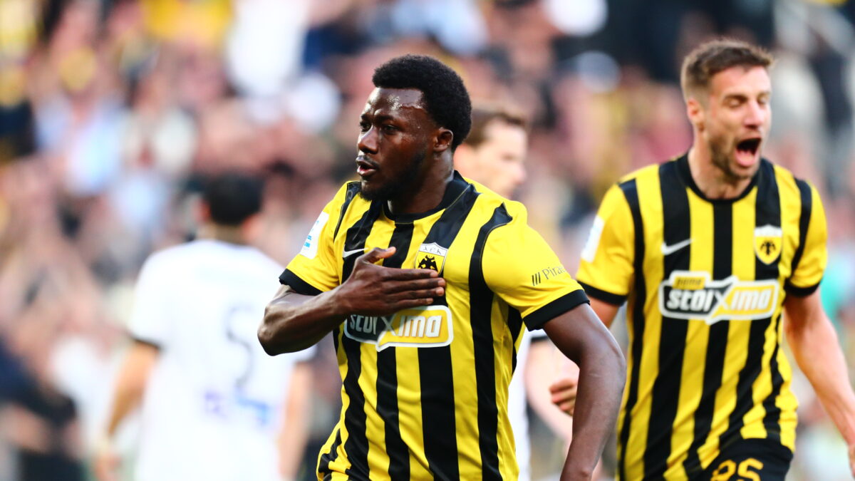 Ο Κοϊτά της ΑΕΚ πανηγυρίζει το δεύτερο γκολ κόντρα στον ΠΑΟΚ