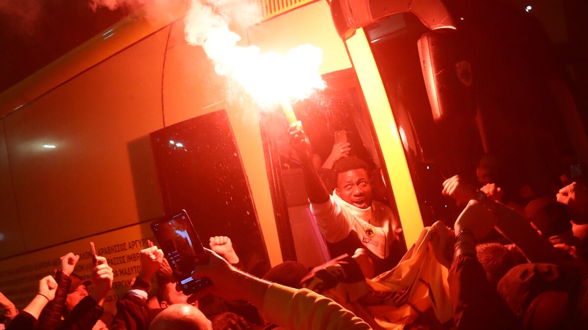 Ο Αμπουμπακαρί Κοϊτά της ΑΕΚ με καπνογόνο στο χέρι (ΦΩΤΟ ΜΑΡΚΟΣ ΧΟΥΖΟΥΡΗΣ