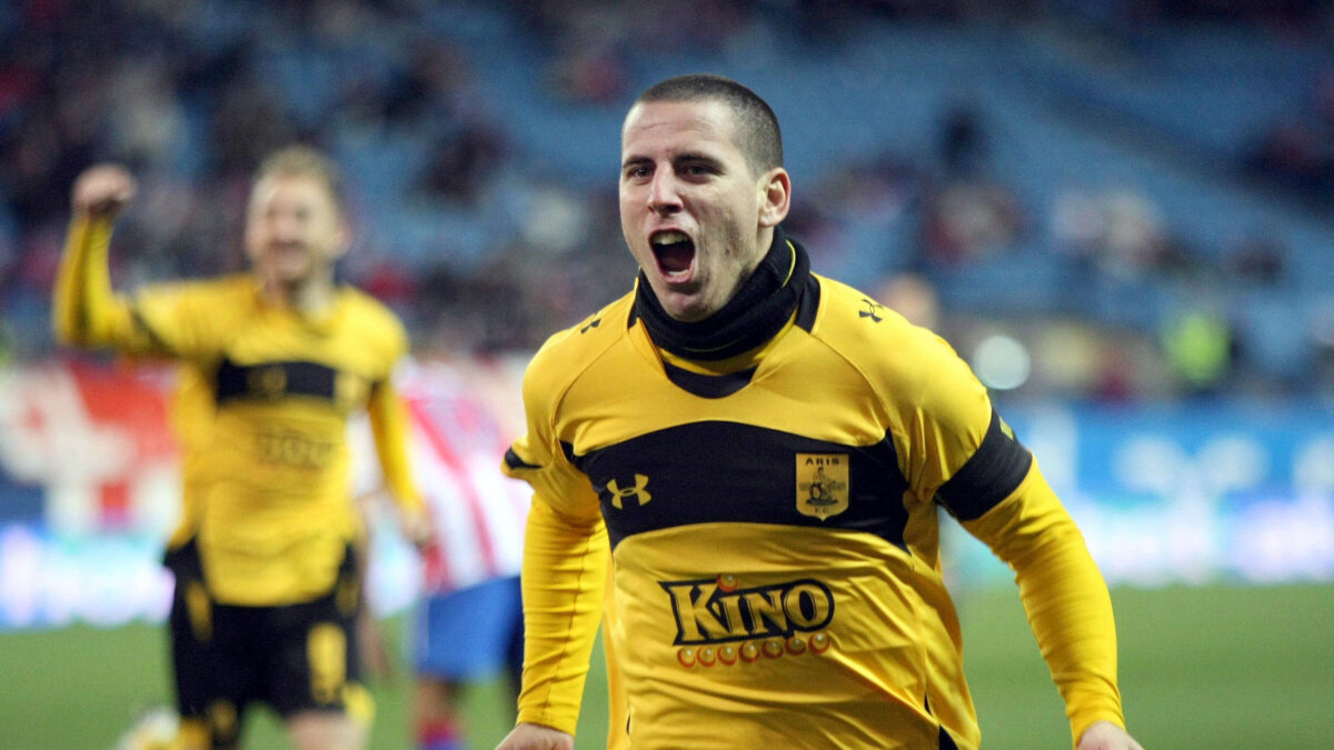 Ο Κόκε με τη φανέλα του Άρη