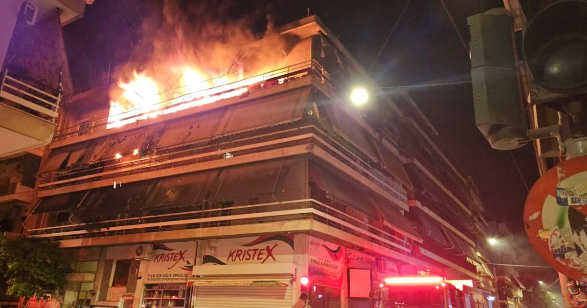 Τραγωδία στον Κολωνό με δύο νεκρούς: Βίντεο με τις φλόγες να τυλίγουν το διαμέρισμα