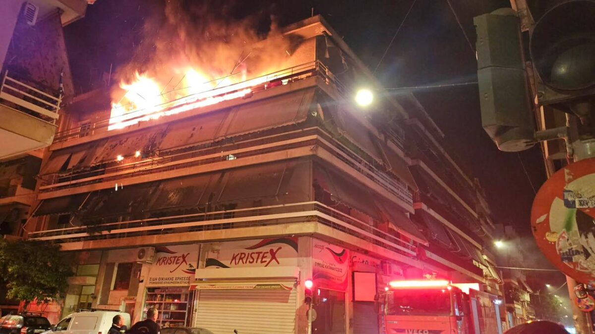 Το φλεγόμενο διαμέρισμα στον Κολωνό