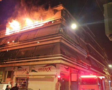 Το φλεγόμενο διαμέρισμα στον Κολωνό