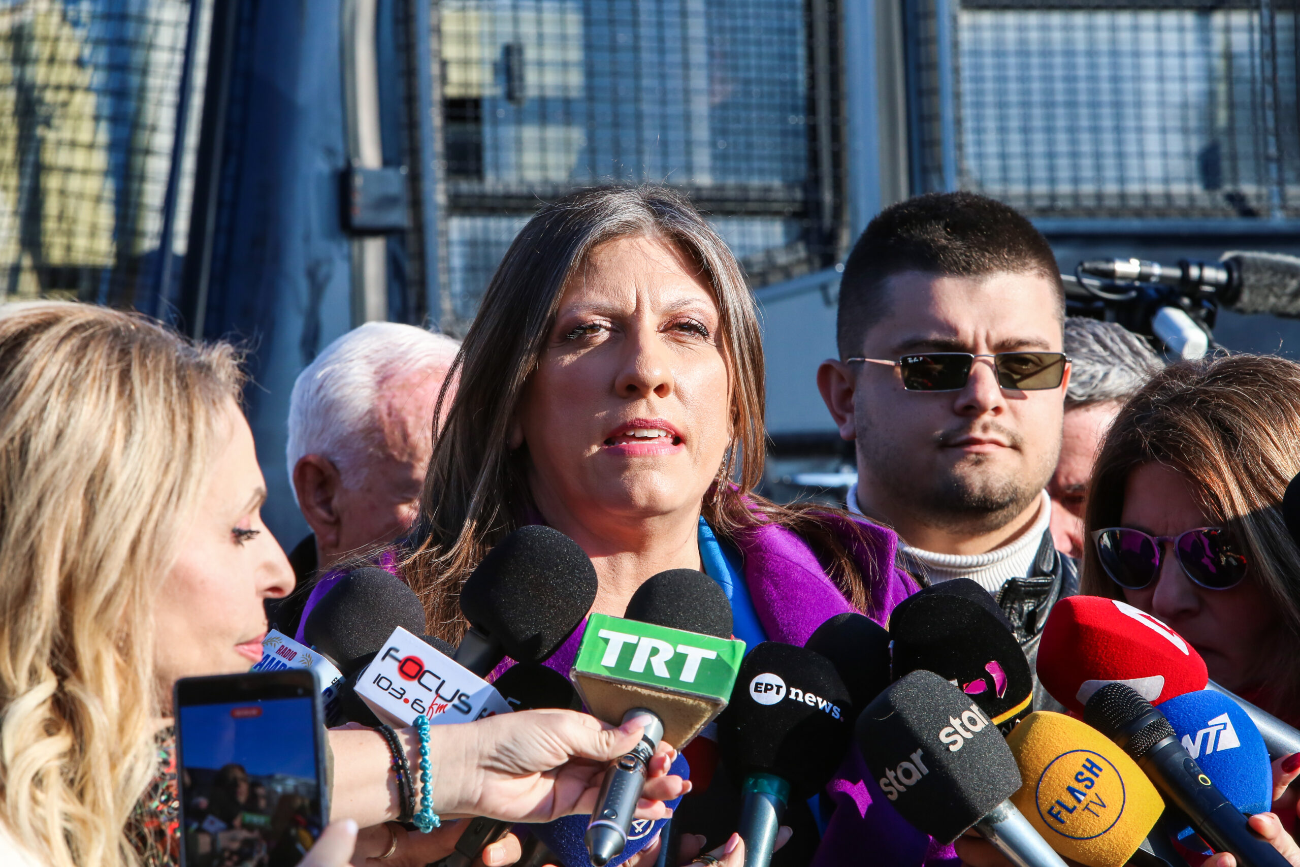 ΔΙΚΗ ΓΙΑ ΤΟ ΣΙΔΗΡΟΔΡΟΜΙΚΟ ΔΥΣΤΥΧΗΜΑ ΣΤΑ ΤΕΜΠΗ (ΛΕΩΝΙΔΑΣ ΤΖΕΚΑΣ/EUROKINISSI) Δίκη για το σιδηροδρομικό δυστύχημα στα Τέμπη, που στοίχισε τη ζωή σε 57 ανθρώπους, κυρίως νέους ηλικίας 15 έως 25 ετών, στην Λάρισα, Μεγάλη Δευτέρα 6 Απριλίου 2026. Στο Τριμελές Εφετείο Κακουργημάτων παραπέμπονται 36 άτομα, ενώ οι μάρτυρες ξεπερνούν τους 350. Περισσότερα από 230 πρόσωπα - συγγενείς θυμάτων, επιζώντες και φορείς - θα παραστούν προς υποστήριξη της κατηγορίας. Οι 33 από τους κατηγορούμενους αντιμετωπίζουν βαριές κακουργηματικές κατηγορίες. Στο εδώλιο βρίσκονται στελέχη από όλο το φάσμα του σιδηροδρομικού συστήματος, συμπεριλαμβανομένων του ΟΣΕ, της ΕΡΓΟΣΕ, της ΡΑΣ, καθώς και της Hellenic Train. (ΛΕΩΝΙΔΑΣ ΤΖΕΚΑΣ/EUROKINISSI)