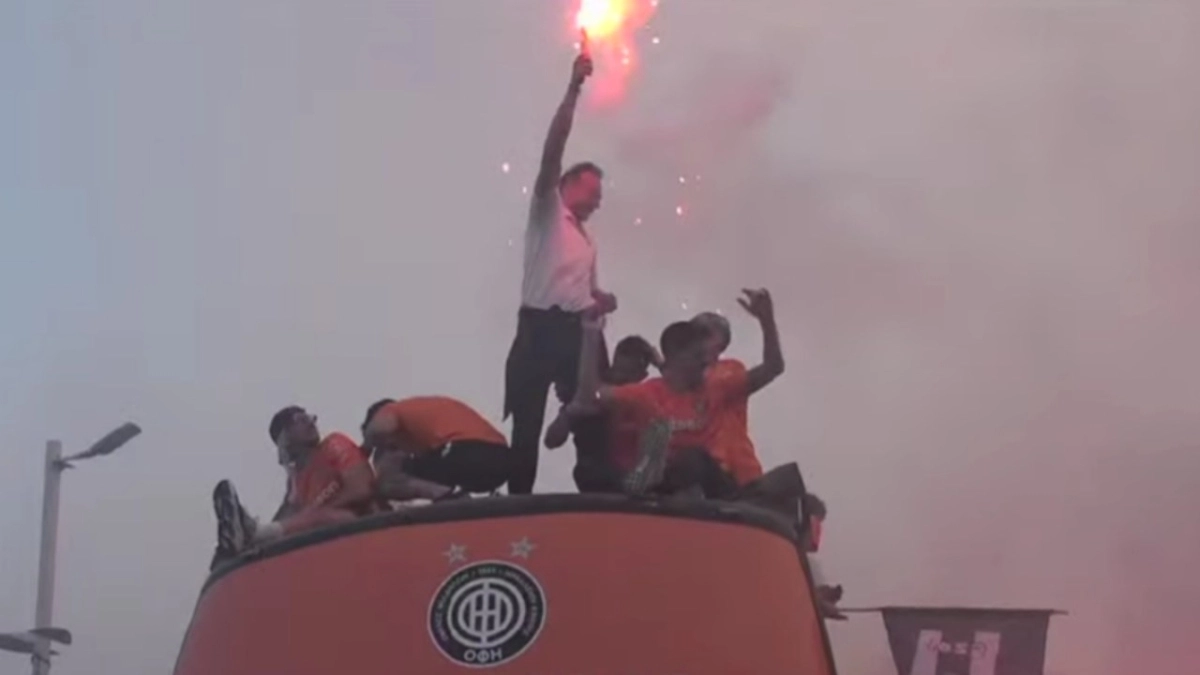 ΟΦΗ: Ο Χρήστος Κόντης άναψε καπνογόνο και σηκώθηκε όρθιος στο ανοικτό πούλμαν των Κρητικών, ζήτησε γεμάτο γήπεδο με Άρη