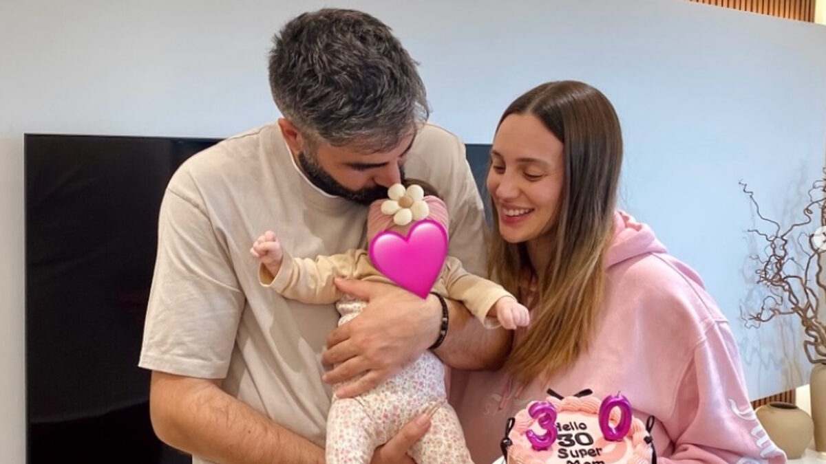 Η Άννα Κορακάκη με τον σύζυγό της και την κόρη τους