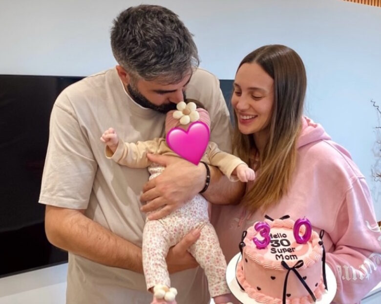 Η Άννα Κορακάκη με τον σύζυγό της και την κόρη τους