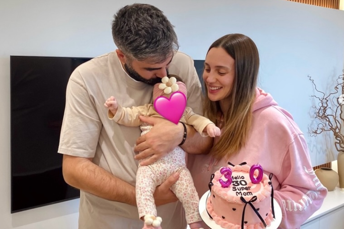 Η Άννα Κορακάκη με τον σύζυγό της και την κόρη τους