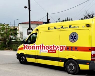 Το ασθενοφόρο που μετέφερε στη σορό της 17χρονης στην Κόρινθο