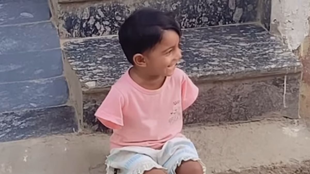 Κοριτσάκι χωρίς χέρια βλέπεις τους φίλους της να παίζουν και το χαμόγελο της συγκινεί το διαδίκτυο